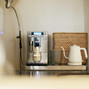 「おいしいコーヒーが飲みたい」と、今年“清水買い”した〈デロンギ〉のコーヒーマシンETAM36365。〈バルミューダ〉のケトルはお湯を沸かす時に重宝。