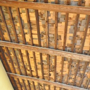 特徴的な板葺き屋根は、釘を使わずに板を木の棒と石で押さえる「石置長榑葺（いしおきながくれぶき）」という葺き方を採用。