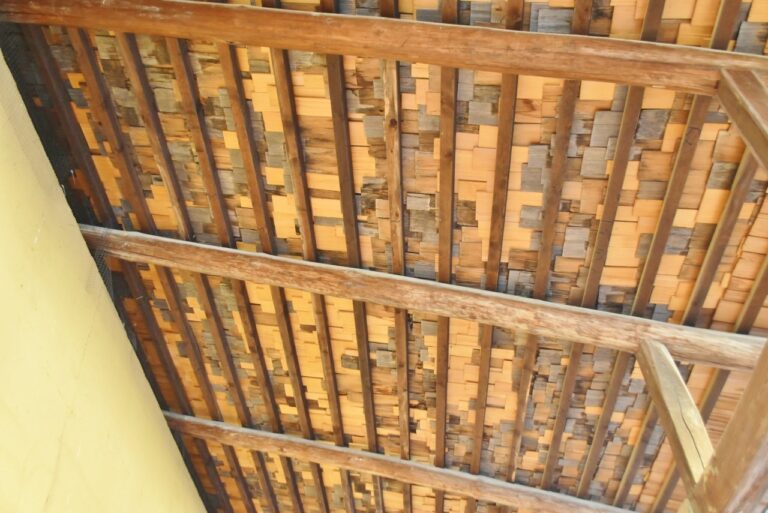 特徴的な板葺き屋根は、釘を使わずに板を木の棒と石で押さえる「石置長榑葺（いしおきながくれぶき）」という葺き方を採用。