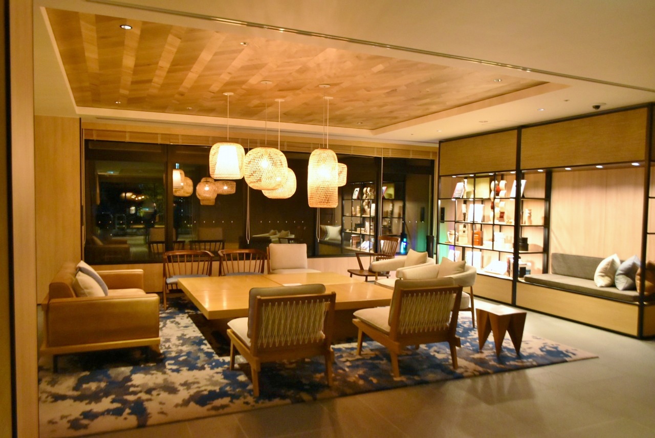 館内の共有スペースは、岐阜の工芸品などが並べられ落ち着いた雰囲気。宿泊者は誰でも利用できるソーシャルスペースです。