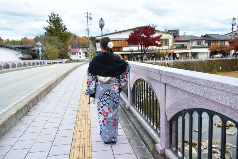 〈飛騨高山 宮川朝市〉へは橋を渡ってすぐ。