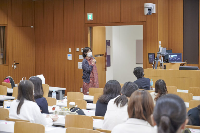 『トリプレッツ』を試食後、学生たちを前にスピーチ。Hanakoのパン特集を担ってきた西村副編集長の評価はいかに。