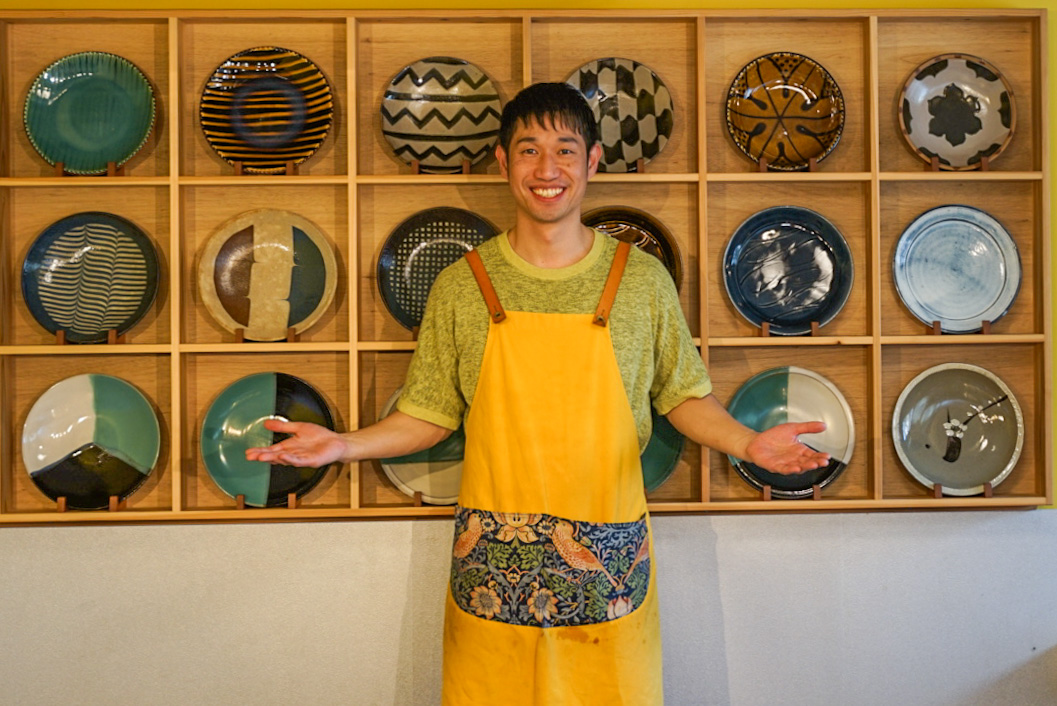 〈KAJI CURRY〉のオーナー、梶川哲秀さん。20代から民藝のファンで、カレーと手仕事のうつわをコンセプトにオープン。