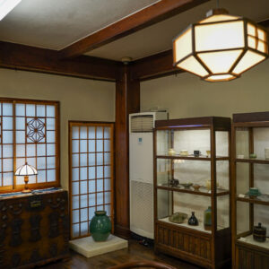 1、2階の展示室の陳列は半年ごとに地元の窯元が参加して展示を入れ替えしています。