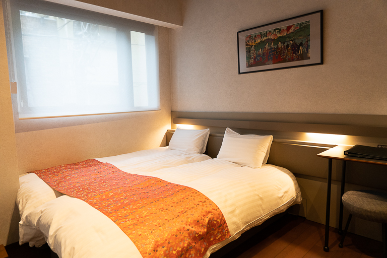 2階のデラックススイート「広重」。ベッドの上部には歌川広重の浮世絵が飾られています。