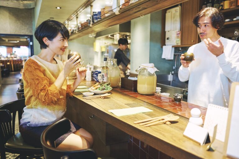 うつわ選びもポイント。温かい日本酒のときは焼き物のほうが口当たりがよく、手の感覚もソフト。サイズも大きいほうが香りがたまっていいとか。