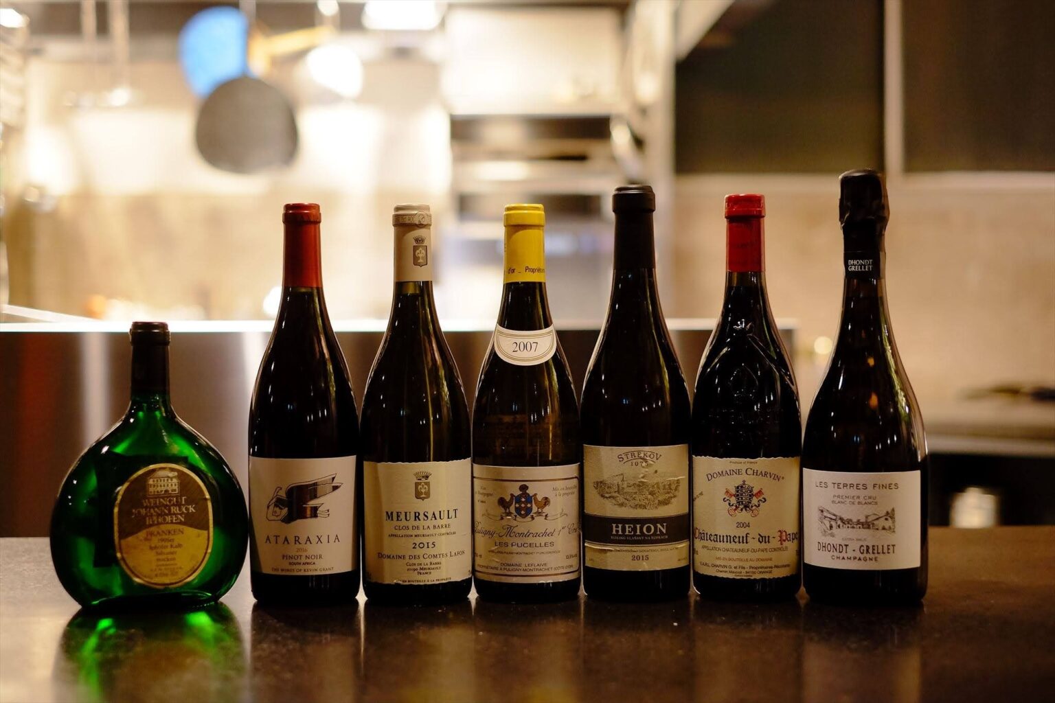 フランスだけでなくドイツ、オーストリア、ギリシャなど約500種類のワインを取り揃える。