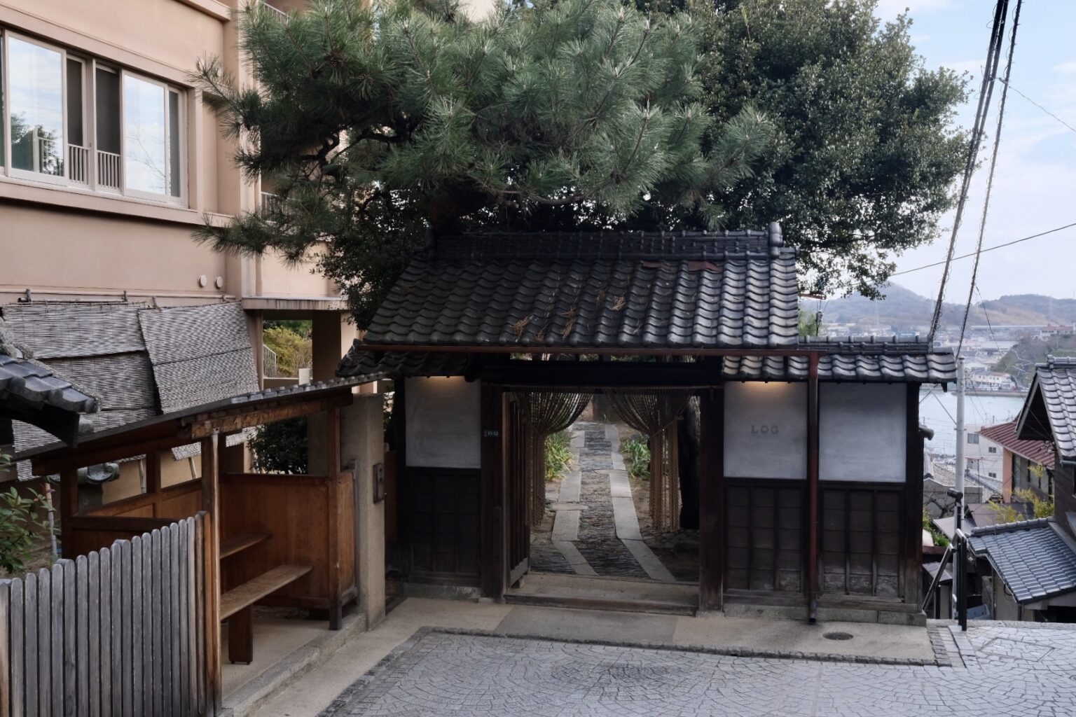 尾道駅から千光寺方面へ商店街を歩き、約100段の階段を登った坂の途中に現れる〈LOG〉の立派な玄関。