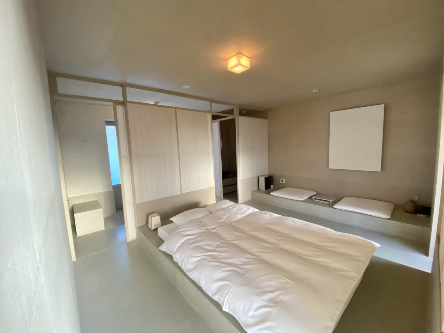 1ベッドルームは、部屋の中央にダブルサイズの布団が据えられている。