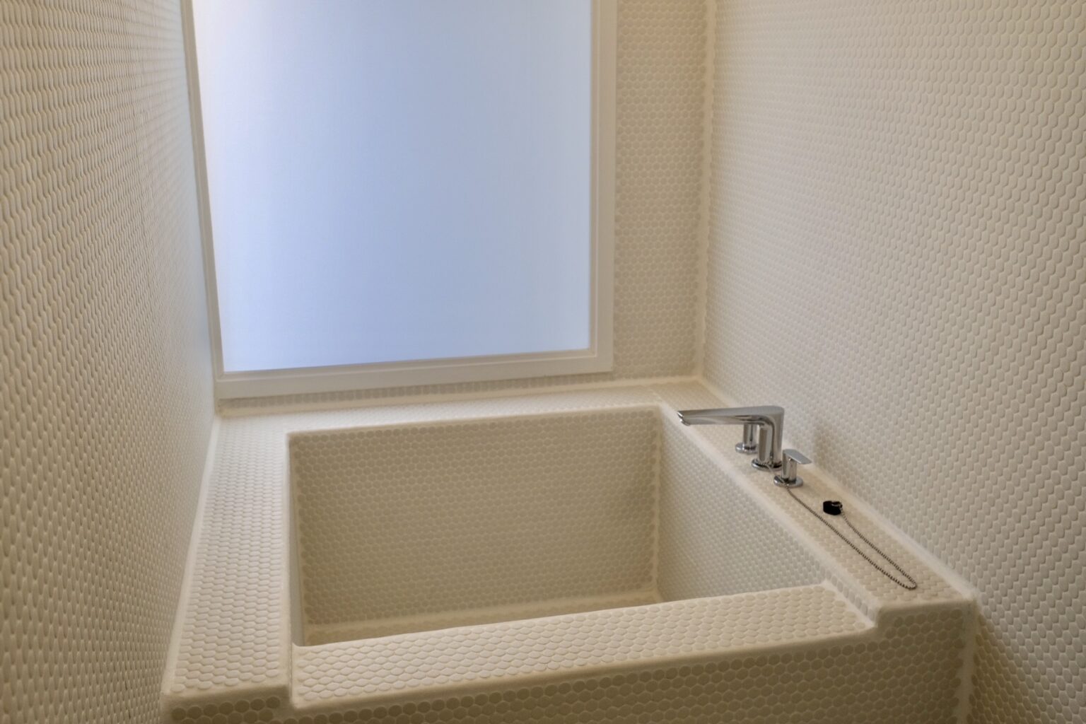 1ベッドルームの場合シャワールームにバスタブ付き。磨りガラスから光が差し込む造りになっている。