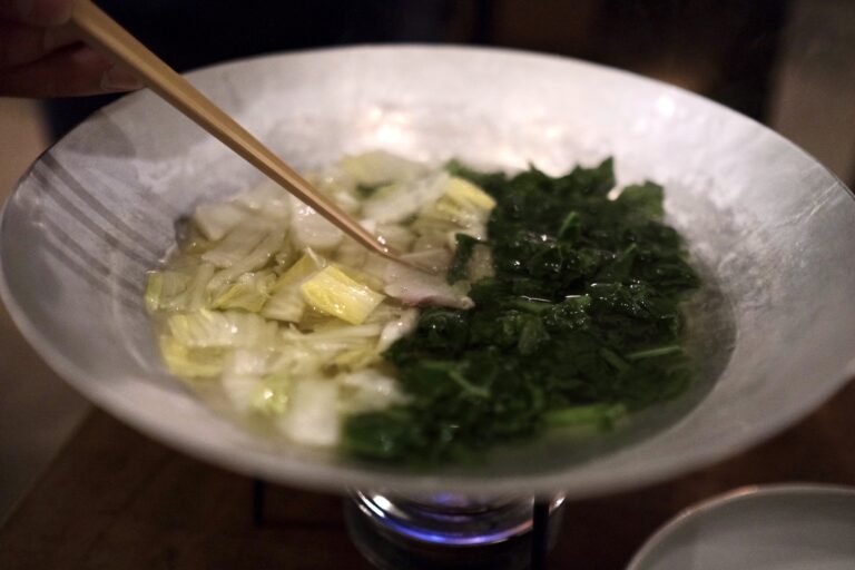 昆布といりこ、竹原の清酒、塩で味を整えたスープはシンプルで滋味深い味わい。