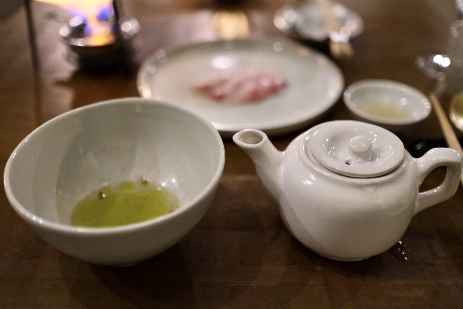 阿里山烏龍茶をお好みで少し加えることで、脂が切れ、後味さっぱりといただける。