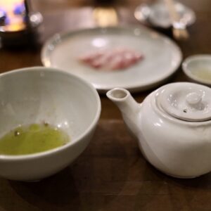 阿里山烏龍茶をお好みで少し加えることで、脂が切れ、後味さっぱりといただける。