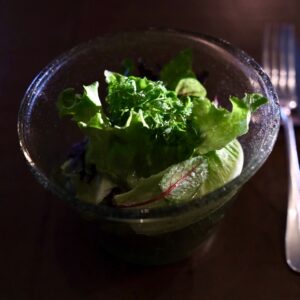 尾道産葉物野菜を使った「いちじく酢のサラダ」。