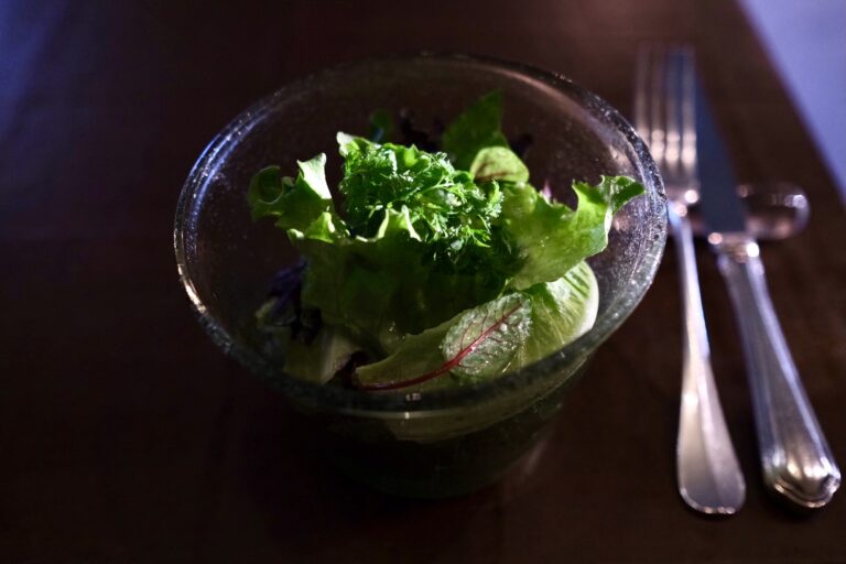尾道産葉物野菜を使った「いちじく酢のサラダ」。