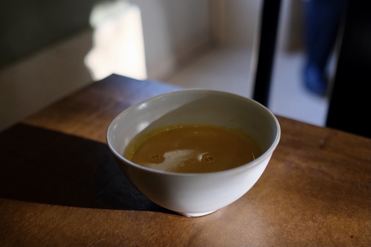 生姜を削りかけた温かなカボチャの「スープ」。