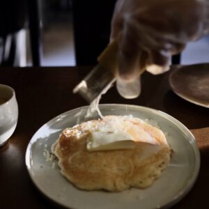 三良坂のセミハードチーズをたっぷりと削りかけた「パンケーキ」。
