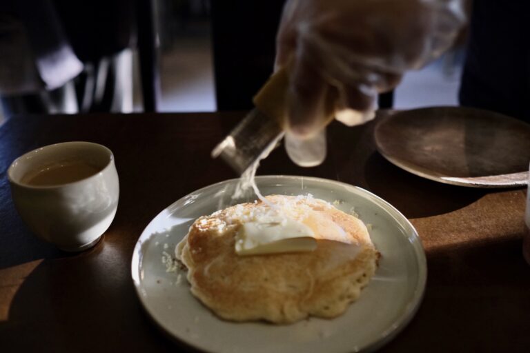 三良坂のセミハードチーズをたっぷりと削りかけた「パンケーキ」。