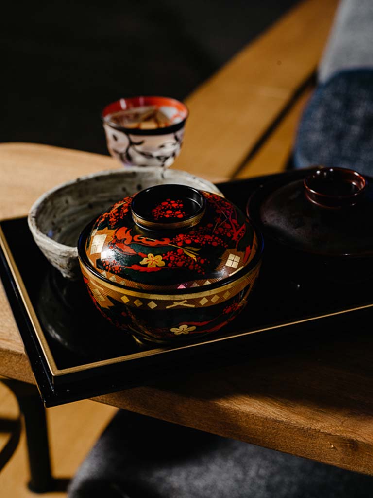 器は会津塗、会津本郷焼など地元の特産品が使われます。