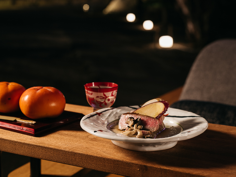 「会津牛のサーロインステーキ」や皇室に献上されることで有名な「身知らず柿」も提供されます。
