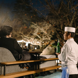 月見櫓付近でも停止。シェフが直々に日本酒のマリアージュをすすめます。