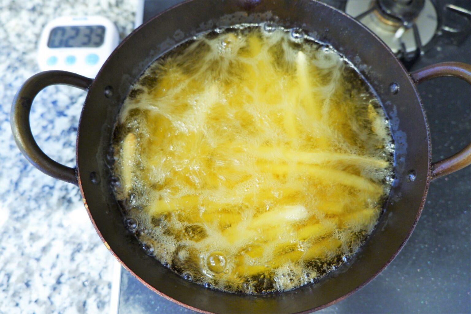 フライドポテトは冷凍のまま180度の脂で3〜5分揚げます。