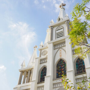 伊王島内に立つ「馬込教会」は、海も見渡せる絶景スポット。