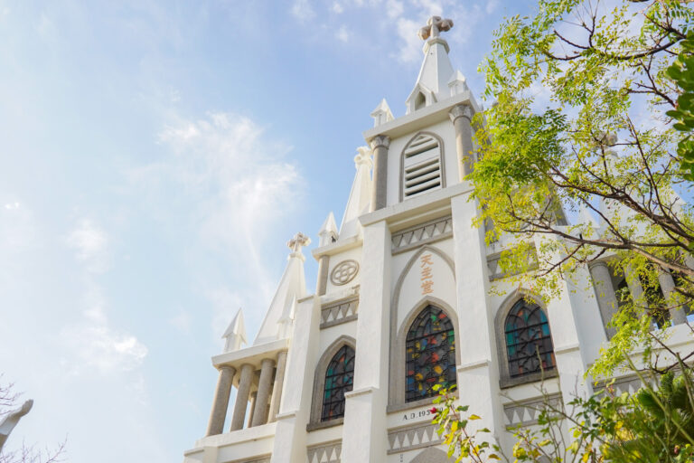 伊王島内に立つ「馬込教会」は、海も見渡せる絶景スポット。