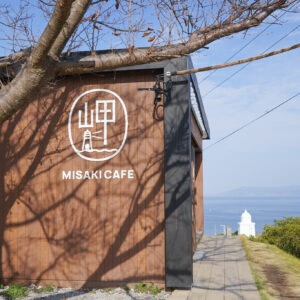 灯台を眺める「MISAKI CAFE」。宿泊客は無料。日帰りの場合は1杯100円。