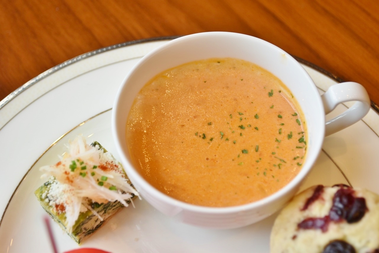 濃厚なオマールの風味とトマトの酸味が絶妙な「オマールとトマトのスープ」は、「蟹とパプリカのトルティージャ」と一緒に口にすると、まるでフランス料理を味わっているような気分に。