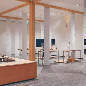 1階の「杜の展示室」では、明治神宮の歴史や日々の営みが展示されています。