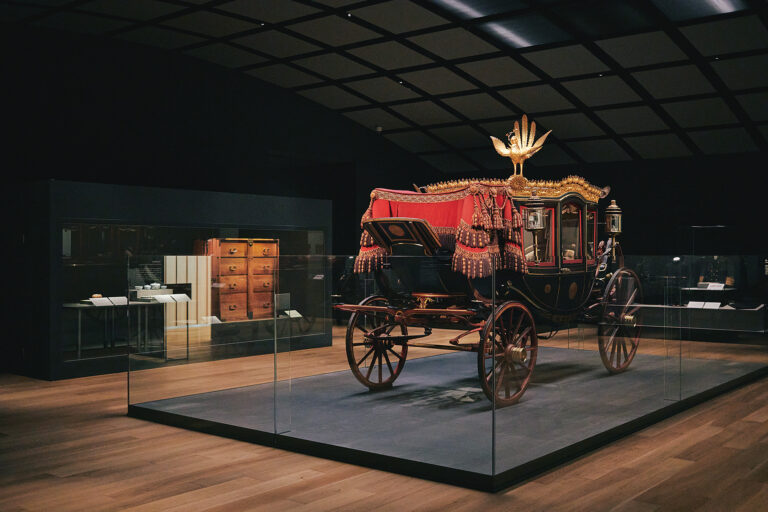 2階の「宝物展示室」には、明治天皇と昭憲皇太后がお乗りになった馬車「六頭曳儀装車」も。
