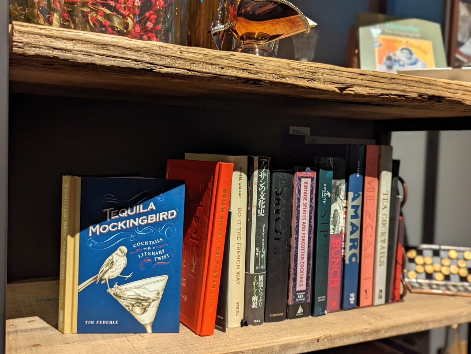 店内の一角には薬草酒やカクテルについての書籍が並ぶ。