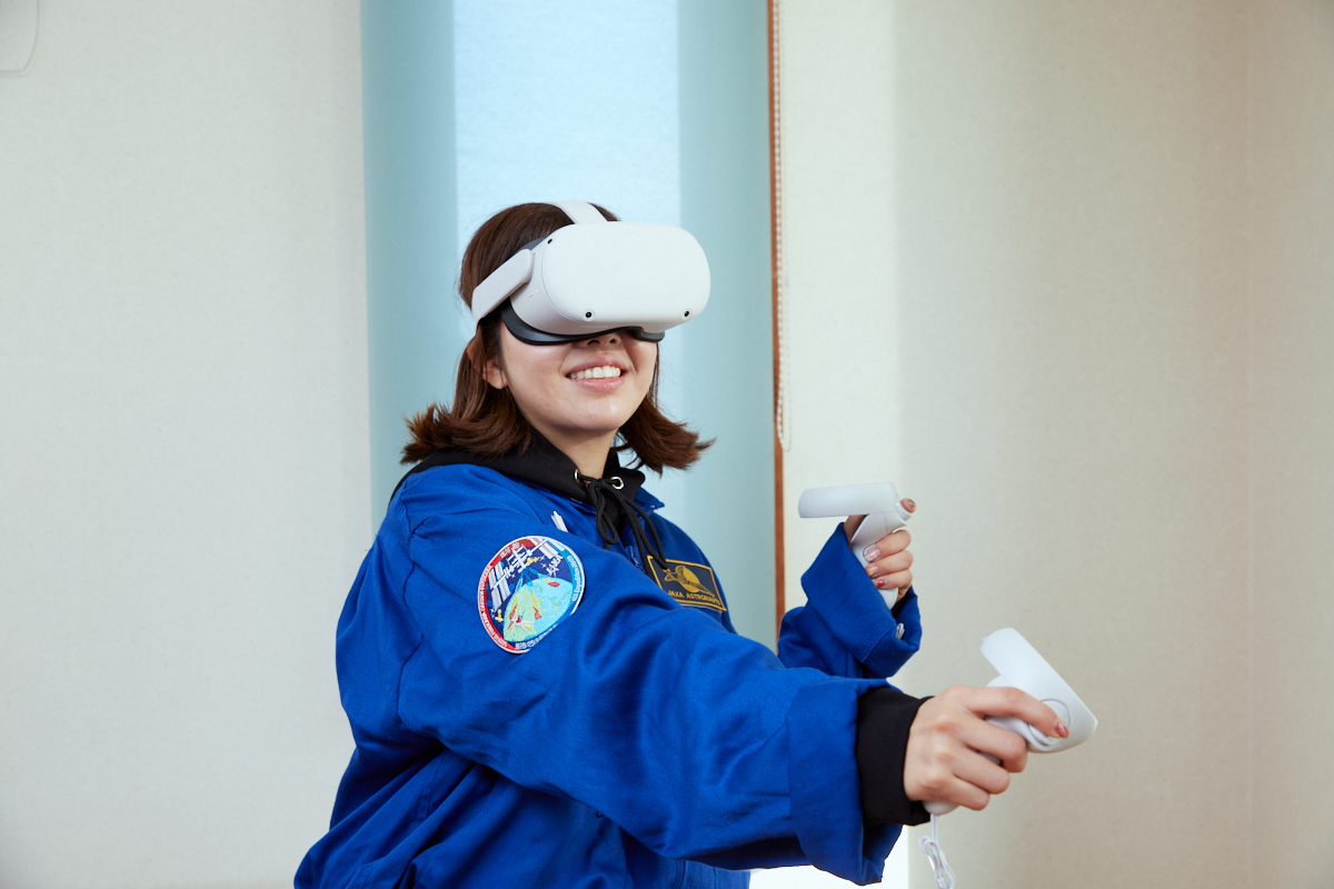 インスタントハウスに入る前に、VR技術を使ってISSの中を体験。手すりを掴んで前に進んだり、地球を眺めたりした。