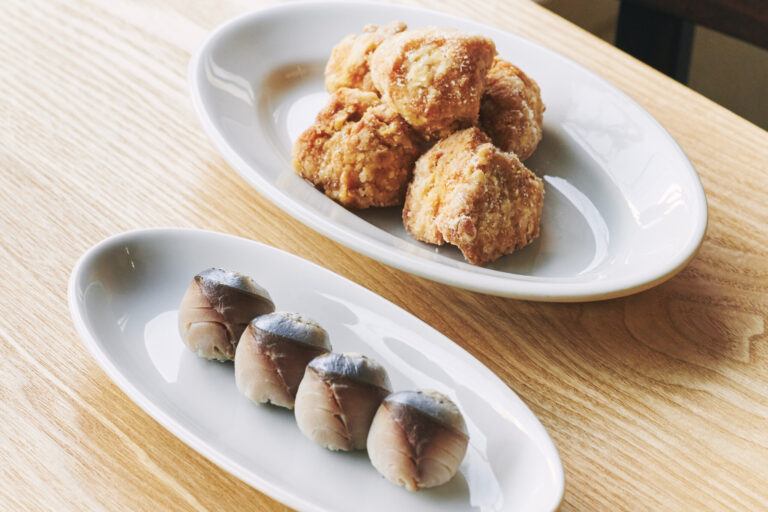 手前は「おから手毬寿司」660円。奥の大山鶏を使った「豆腐麹の唐揚げ」770円は五香粉でスパイシー。