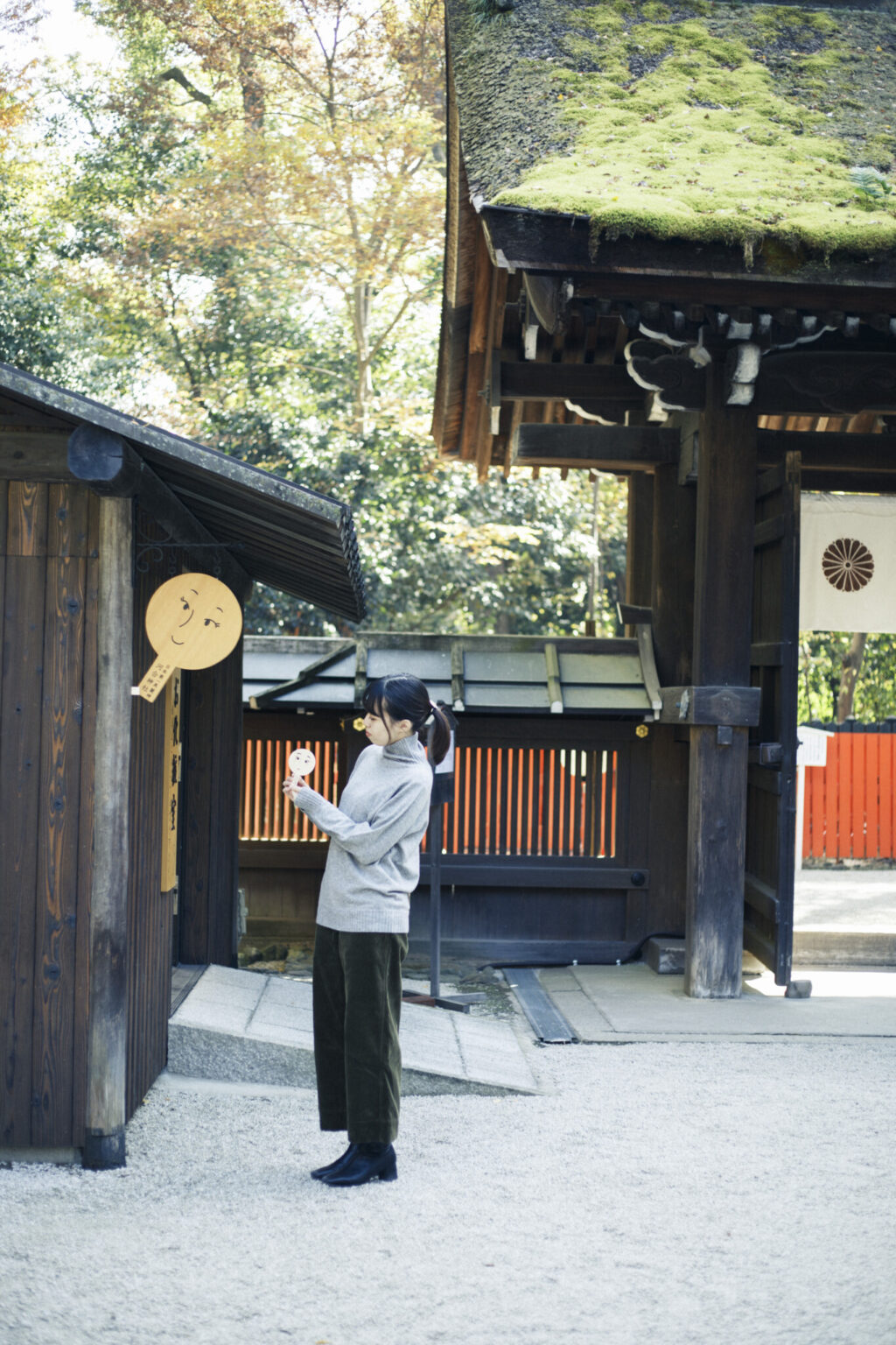 下鴨神社の摂社・河合神社は美人祈願の聖地。理想の顔を描いた鏡絵馬を奉納し、祭壇前の鏡に自分の姿を映して美麗を願う。