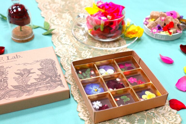 〈MAAHA（マーハ）〉の「花のチョコレート」3,537円（9種類計9個入）。店頭・WEBにて販売。