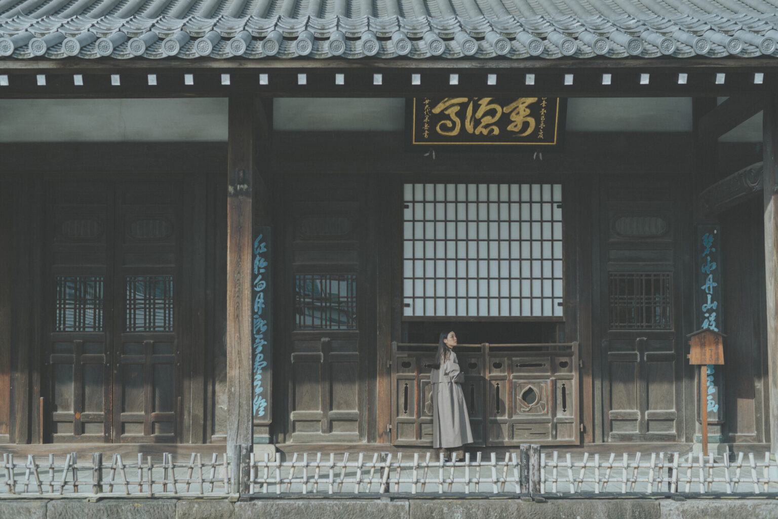 日本の寺院建築とは異なる意匠が目を引く。回廊の先に待ち構えているのは、東京に残された数少ない本格的な仏堂建築である大雄宝殿。桃の彫刻がついた扉や開梆（かいぱん／外に吊るされた木魚）が間近で見られる。