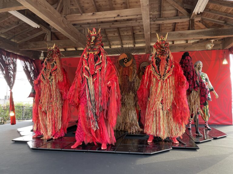 大谷公園に展示されている稀人たちの衣装