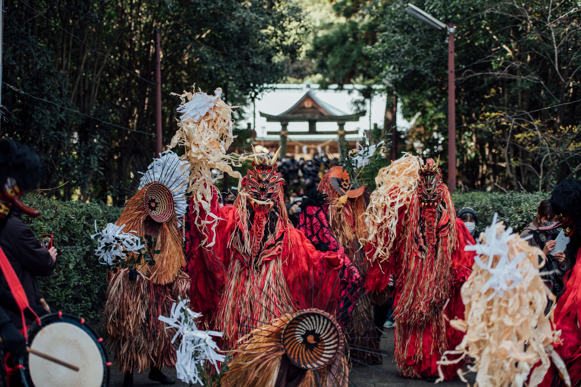 火男火賣神社で舞を奉納し、稀人たちが町へ向かう。photo by Takeshi Hirabayashi ©️混浴温泉世界実行員会