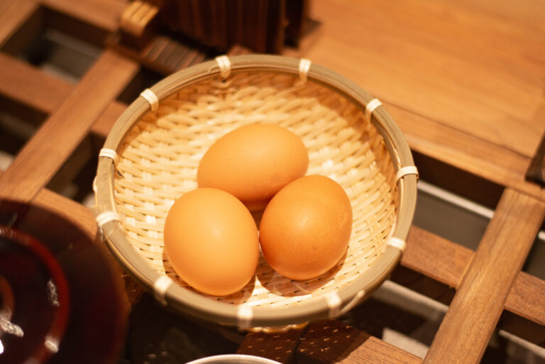 テーブルに常備されている生卵は、なんと食べ放題。