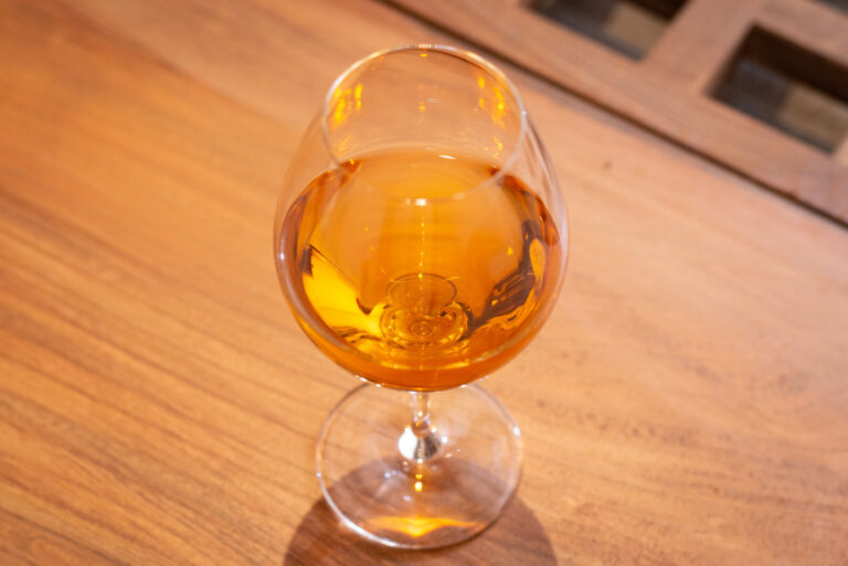 オレンジワインの「ストリ・マラニ ルカツィテリ 2015」グラス880円。華やかな香りと軽やかな味わいを持ち味とするワインで、飲みやすいです。適度な渋みがあり、料理を味わった後の口中がさっぱりとします。