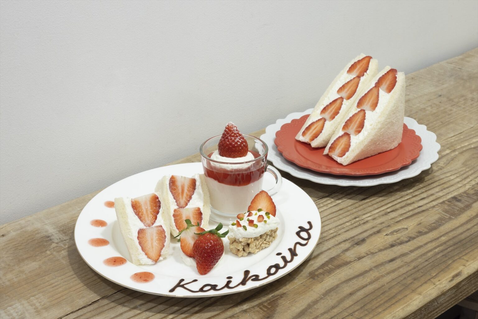 〈Kaikaina〉の「ホワイトチョコレートいちごさんど」（奥／テイクアウト900円、写真は2人前）
と「“いちごさん”使用　贅沢いちごプレート」（手前／イートイン1,700円）。