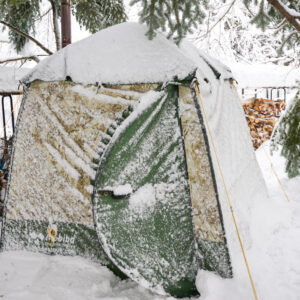 こんな小さなテントなのに温度は100℃近く以上。1日2組限定のテントサウナプランは、食事をご利用のお客様のみ体験できる。（金土日祝開催※平日は要問い合わせ）。