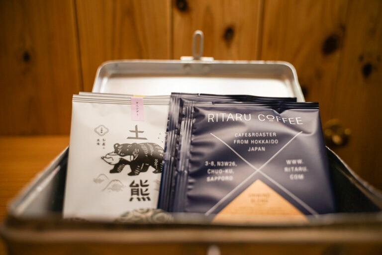 〈土熊〉と〈RITARU COFFEE〉ティーバッグ。どちらも北海道ブランド。