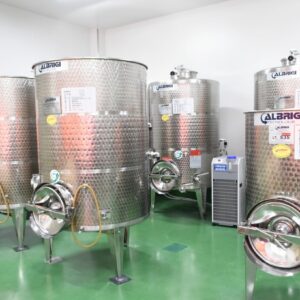 白ワインは酸化防止のためにもステンレスでの熟成が最適。