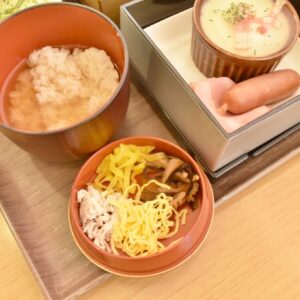 こちらは「奄美大島」の郷土料理「鶏飯（けいはん）」。