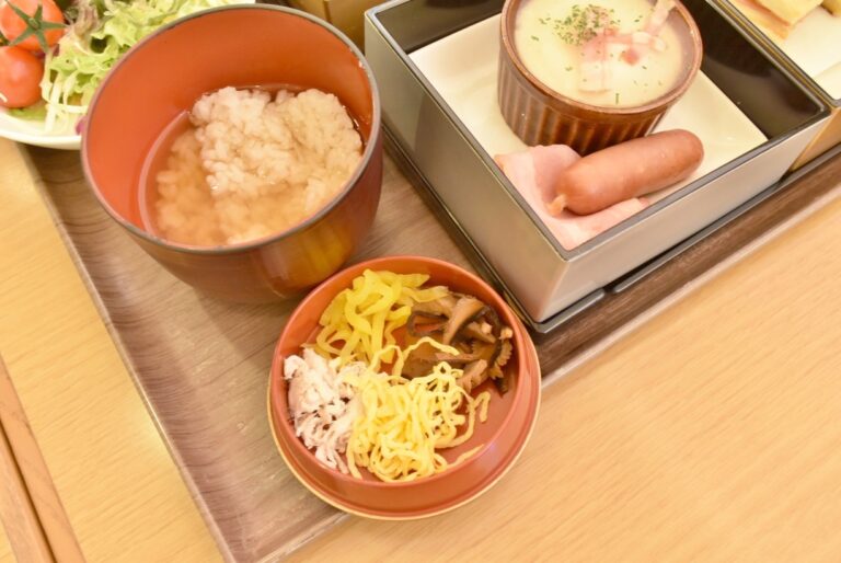 こちらは「奄美大島」の郷土料理「鶏飯（けいはん）」。