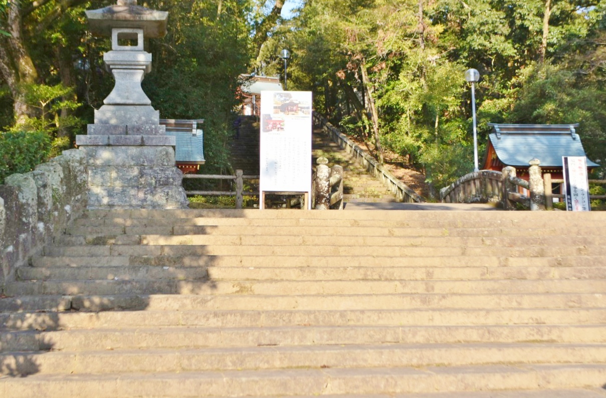 神社への石段。