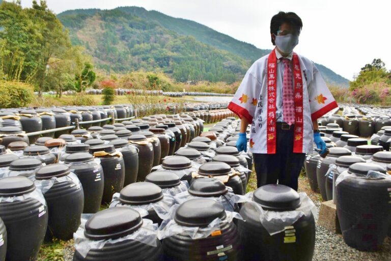福山黒酢の壷畑を見学